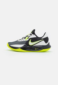 Scarpe sportive Nike con un upper in mesh bianco e nero, dettagli in giallo neon e un design della suola testurizzata per trazione e supporto.