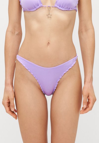Lilla bikiniunderdel med flæser, der har små sidehardware accenter. Blød, glat tekstur og lavtaljet design.