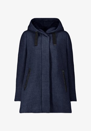 Cappotto blu navy con tessuto testurizzato, cappuccio e due tasche laterali con zip. Presenta dettagli neri e una chiusura frontale.