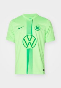 Maglia da calcio verde Nike con scollo a V, maniche corte, una striscia verticale a contrasto e il logo Volkswagen al centro.