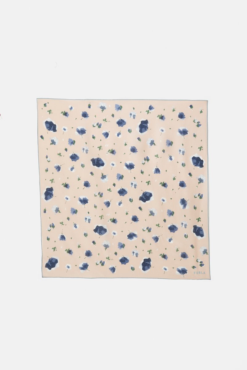 Štvorcový hodvábny šál s béžovým pozadím a kvetinovým vzorom v tmavomodrej, svetlomodrej a zelenej. Veľkosť: približne 90x90 cm.