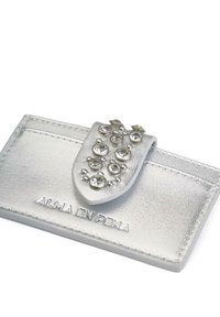 Portafoglio in pelle argentata con dettagli in strass e il logo "ALMA EN PENA" impresso sulla parte anteriore, con una finitura testurizzata.