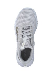 Ljusgrå träningsskor med övre i mesh, texturerad yta, snörning och vit gummisula. Har en logotyp på sidan.