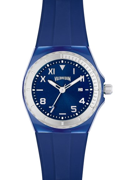 Navyblaues Uhr mit einem Silikonarmband und einem runden Gehäuse. Verfügt über ein strukturiertes blaues Zifferblatt, silberne Stundenmarkierungen und eine Datumsanzeige bei 3 Uhr.