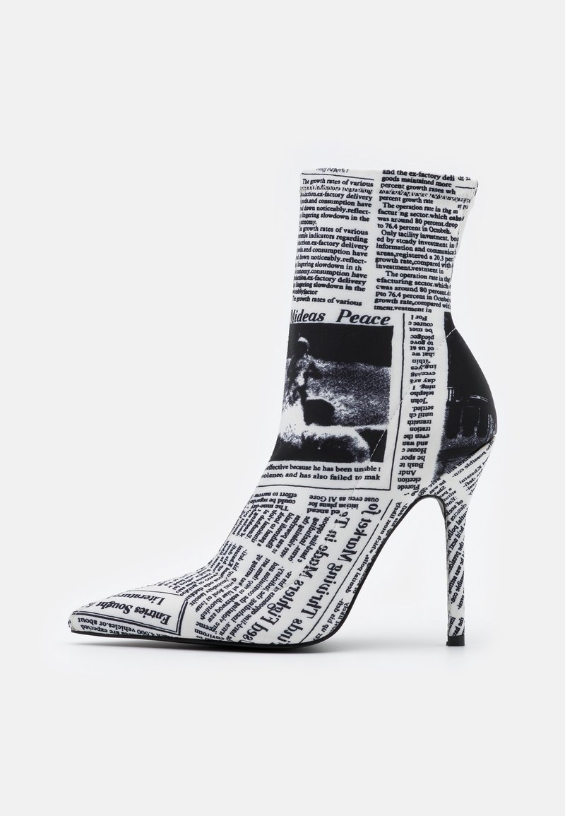 Stivale alla caviglia con tacco alto e punta affusolata, rivestito in stampa di giornale bianca e nera. Presenta un gambale aderente e un tacco a stiletto elegante.