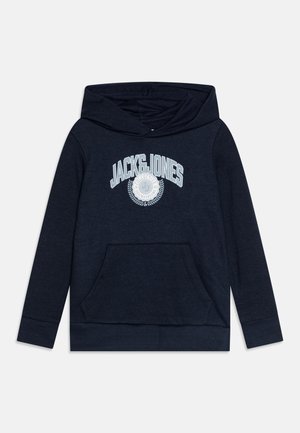 Sudadera azul marino con un bolsillo tipo canguro, puños y dobladillo acanalados, y un gran logo en blanco y azul claro en la parte frontal. Textura de tela suave.