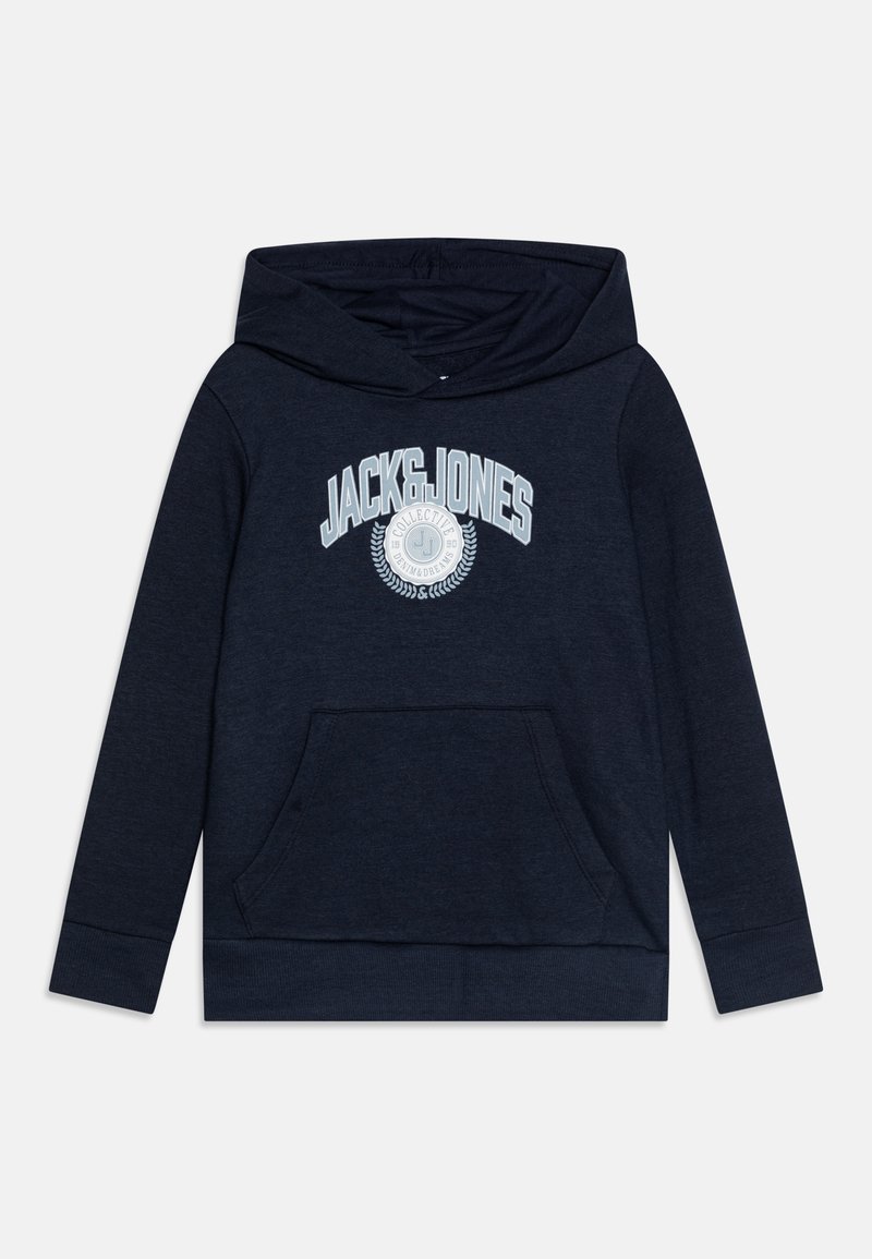 Sudadera azul marino con un bolsillo tipo canguro, puños y dobladillo acanalados, y un gran logo en blanco y azul claro en la parte frontal. Textura de tela suave.