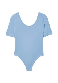 Body corto azzurro chiaro a maniche corte con scollatura a girocollo, realizzato in tessuto morbido, caratterizzato da un design aderente e un fondo stile perizoma.