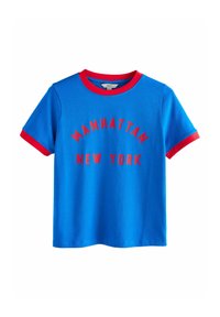 Camiseta de algodón azul con detalles rojos en el cuello y las mangas. Presenta el texto "MANHATTAN NEW YORK" en letras rojas gruesas en el frente.