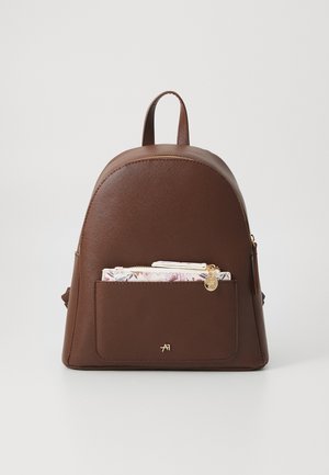 Brauner Kunstleder-Rucksack mit runder Form, einer Fronttasche, die gemusterte Gegenstände enthält, goldenen Hardware-Details und einem oberen Griff.