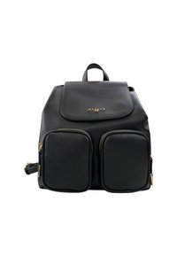 Zaino in finta pelle nera con chiusura a pattina, due tasche anteriori con zip, dettagli in metallo dorato e una maniglia superiore.