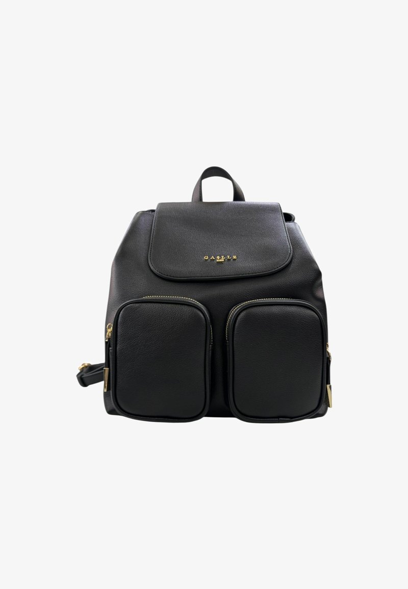 Zaino in finta pelle nera con chiusura a pattina, due tasche anteriori con zip, dettagli in metallo dorato e una maniglia superiore.
