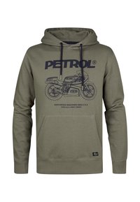 Sudadera verde oliva con un bolsillo frontal, que presenta un gráfico azul de una motocicleta y el texto "PETROL". Fabricada con un tejido suave y texturizado.