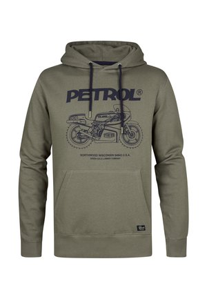 Olivgrüner Hoodie mit einer Fronttasche, der ein blaues Grafikdesign eines Motorrads und den Text "PETROL" zeigt. Hergestellt aus weichem, strukturiertem Stoff.