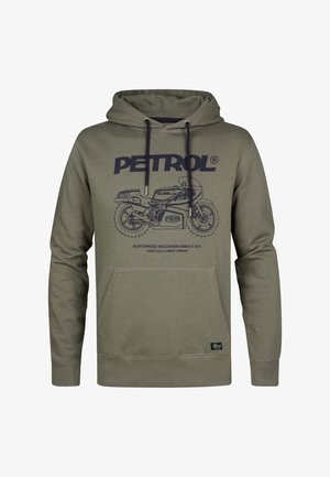 Hanorac verde măsliniu cu un buzunar frontal, având un grafic al unei motociclete de culoare albastră și textul "PETROL". Confecționat dintr-un țesătură moale și texturată.