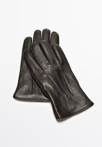 Schwarze Lederhandschuhe mit fünf Fingern, die über eine glatte Textur und dekorative Nähte verfügen. Das Design ist schlank und hat keine sichtbaren Akzente.