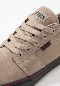 Etnies BARGE - Sapatilhas de skate - tan/black
