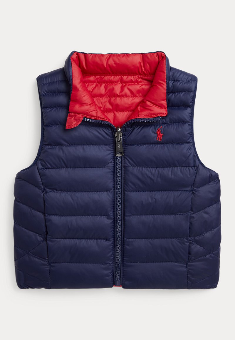 Chaleco acolchado azul marino con un interior de color rojo; presenta un diseño de costura en forma de diamante, un cierre frontal y un pequeño logotipo en el pecho.
