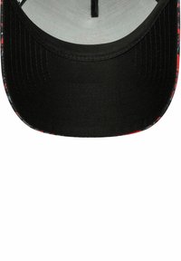 Schwarze Baseballmütze mit flachem Schirm. Innenfutter aus hellgrauem Stoff, mit schwarzer Naht und einem gemusterten Rand.