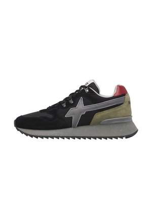 Sneaker nero e verde oliva con dettaglio stella grigio, suola grigia spessa e testurizzata, lacci neri e accento rosso sul colletto del tallone.