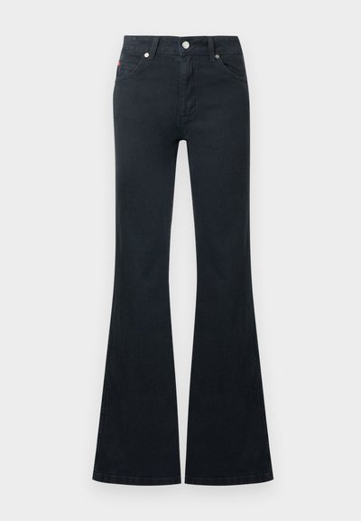 Jean en denim noir évasé avec une taille haute, cinq poches et une fermeture à bouton métallique. Texture lisse et détails de couture contrastés.
