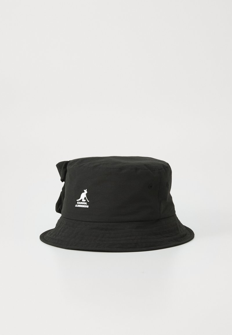 Pălărie de tip bucket neagră din material textil, cu gauri de ventilație și un logo alb pe față. Boruri rotunjite și ajustare relaxată.