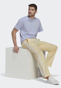 adidas Originals STRAIGHT TP - Joggebukse - easy yellow