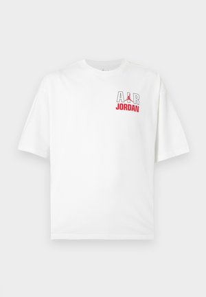 Witte T-shirt met korte mouwen met "AIR" in grote letters en "JORDAN" in het rood daaronder op de linker bovenborst, voorzien van het Jumpman-logo.