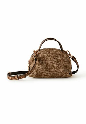 Sac à main marron texturé de forme arrondie, avec poignée supérieure et bandoulière amovible, présenté sur fond blanc.