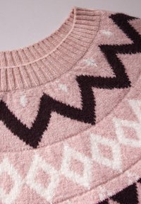 Ljusrosa tröja med ribbad rund halsringning och strukturerade mönster i mörkbrunt samt vita zickzack- och diamantformer.