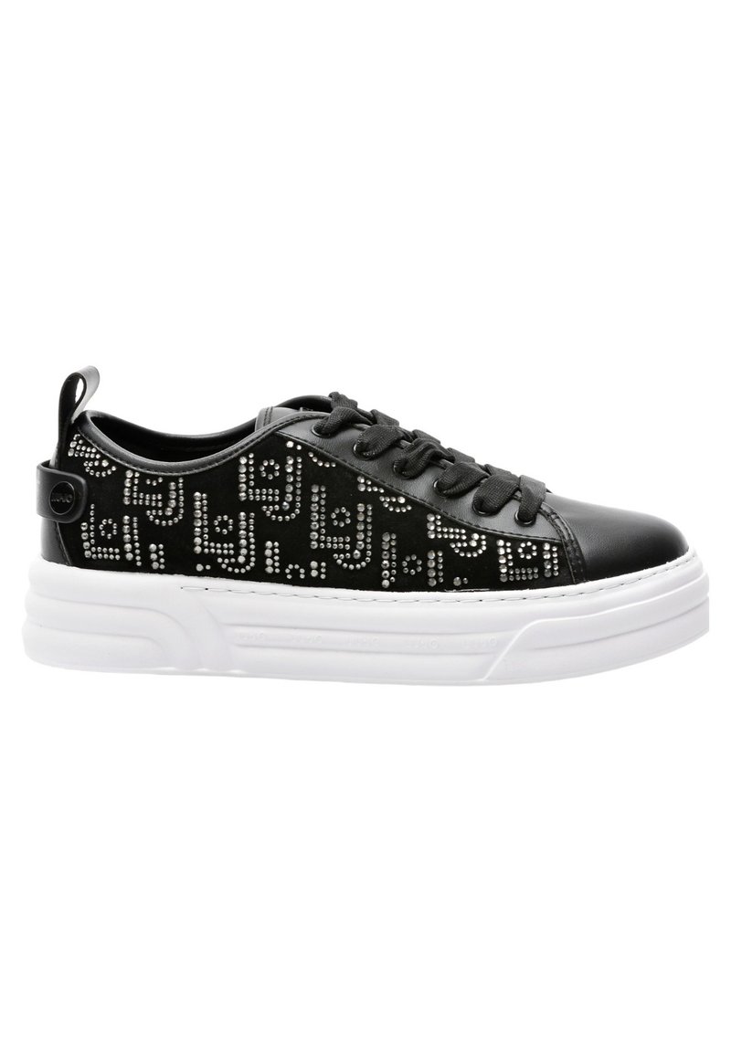 Sneakers neri con tomaia in pelle liscia e tessuto testurizzato. Presentano una suola in gomma bianca e borchie decorative argentate che formano un motivo.
