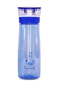 Blaue transparente Plastik-Wasserflasche mit rundem Boden, ergonomischer Form und einem Klappdeckel. Auf der Seite ist ein Ankerdesign abgebildet.