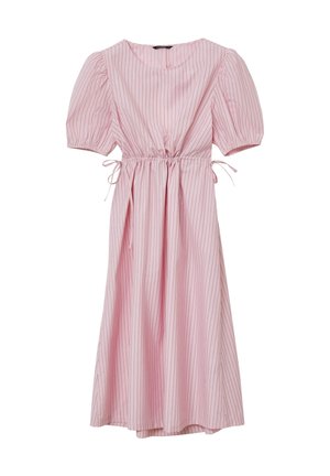 Robe rayée rose avec des manches courtes bouffantes, un col rond et une taille ajustable à cordon pour une silhouette ajustée.