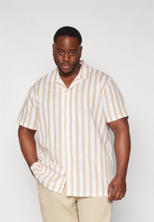Korte mouw button-up shirt met beige en witte verticale strepen, gemaakt van lichtgewicht stof, met een klassieke kraag en een relaxte pasvorm.