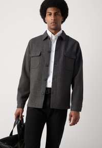 Lindbergh TEXTURED OVERSHIRT - Lengva striukė - charcoal