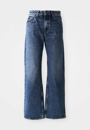 Jean en denim bleu à jambes larges avec une taille haute. Présente un design classique à cinq poches, des coutures contrastantes et une finition légèrement délavée.