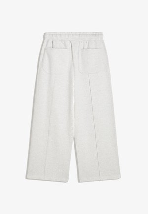 Pantaloni largi de culoare gri deschis cu talie elastică și două buzunare mari pătrate în spate, confecționați dintr-un material moale.