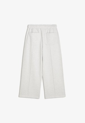 Pantaloni largi de culoare gri deschis cu talie elastică și două buzunare mari pătrate în spate, confecționați dintr-un material moale.