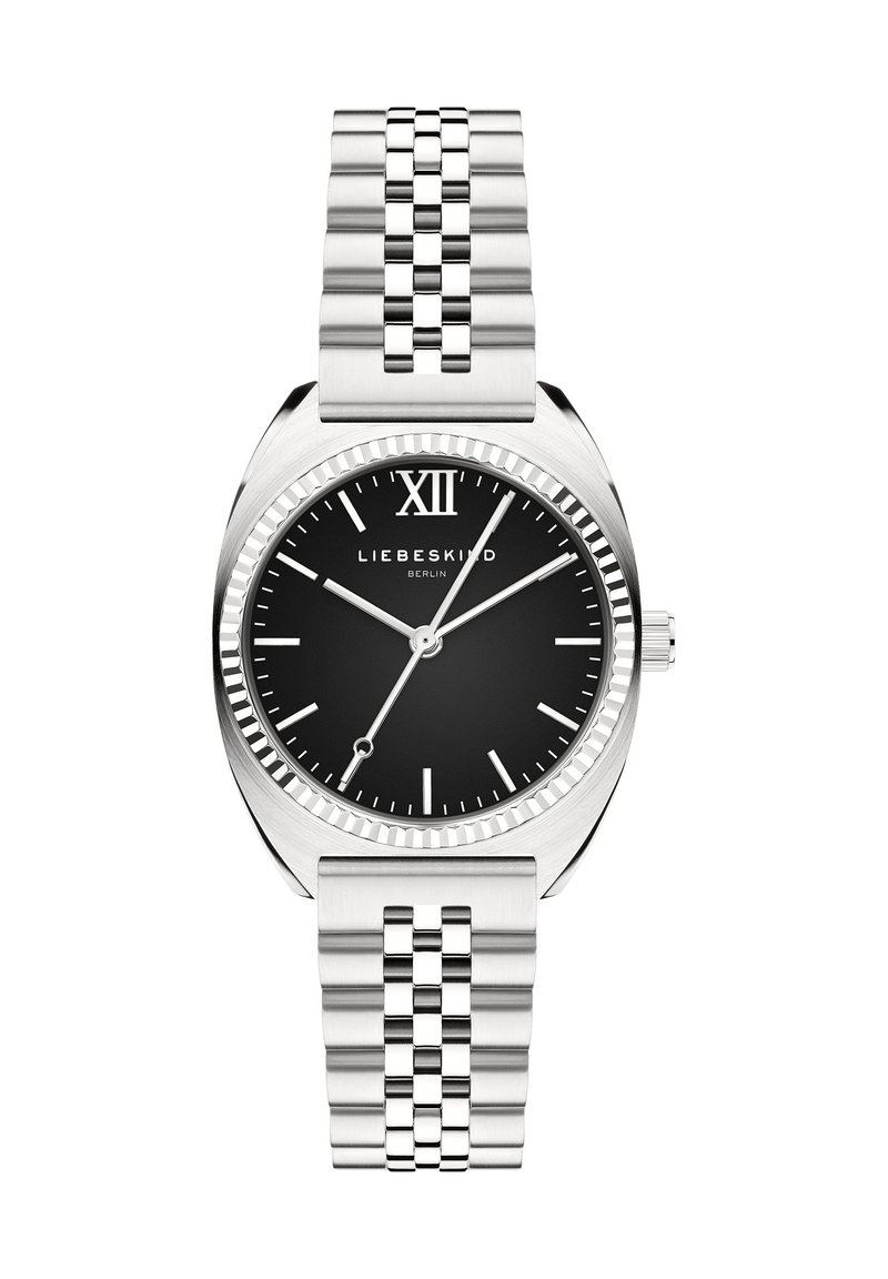 Silberner Edelstahlarmbanduhr mit schwarzem Zifferblatt, ausgestattet mit römischer Ziffer XII, silbernen Zeigern, einem strukturierten Lünette und einem Gliederarmband.