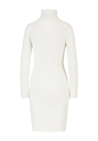 Vit ribbad stickad klänning med hög krage, långa ärmar och en figurnära silhuett. Texturen är slät med vertikala ribbdetaljer.