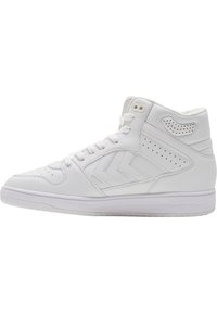 Høy-topp hvit sneakers med en glatt lær overdel, perforerte detaljer og gummisåle. Snøring og polstring er integrert for støtte.