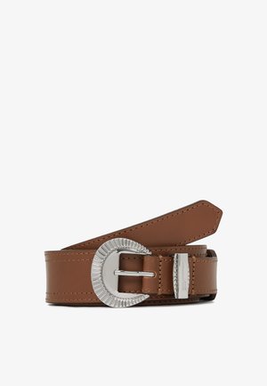 Brun lærbelte med en skinnende sølvfarget, sirkulær spenne, som har et strukturert design og en glatt overflate, festet med en metallklaff.