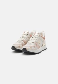 Sneakers bianchi con accenti beige e oro rosa, caratterizzati da un motivo testurizzato, design con lacci e una suola bianca chunky con battistrada nero.