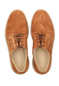 Braune Wildleder-Schnürschuhe mit abgerundeter Spitze, ausgestattet mit einer beigefarbenen Gummisohle und dezenten Logo-Details an der Seite.