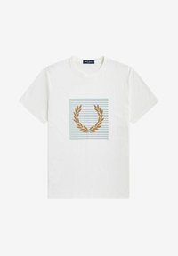 Camiseta blanca de algodón con un gráfico cuadrado que presenta franjas horizontales azules y un diseño de una corona de laurel dorada en el centro.