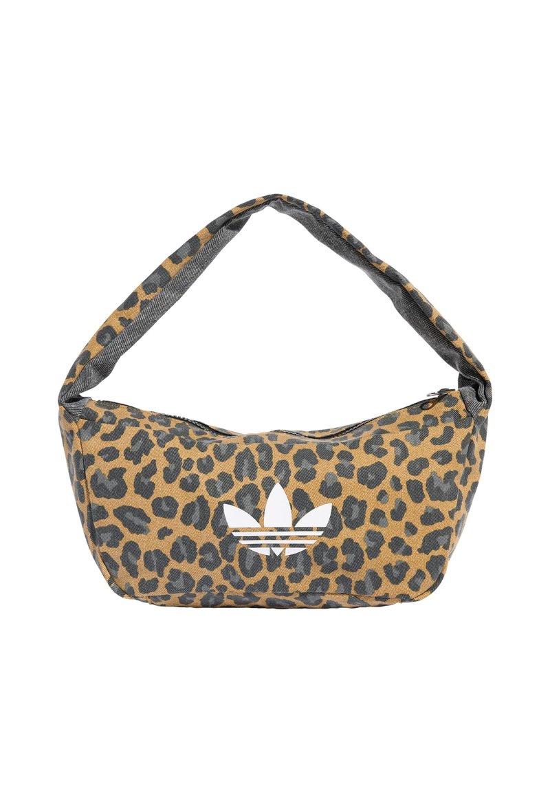 Lodrett leopardtrykt skulderveske med grå bunn og brune flekker. Inneholder en hvit logo og en glidelås lukking. Stoffet har en myk tekstur.
