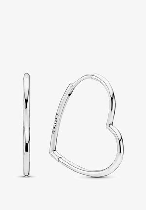 Silberne herzförmige Creolen mit einer glatten Oberfläche und einem eleganten Design. Eine Seite ist mit dem Wort "LOVED" graviert.