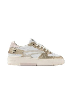 Sneaker bianca low-top con sovrapposizioni metalliche dorate, lacci bianchi, suola spessa color crema e logo in rilievo sottile vicino al tallone.