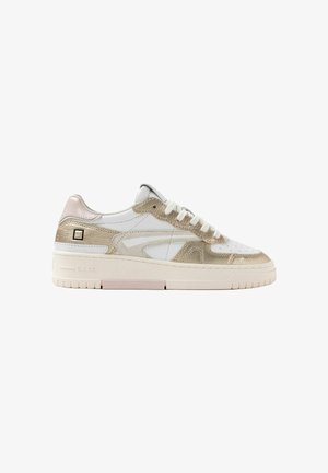 Sneaker bianca low-top con sovrapposizioni metalliche dorate, lacci bianchi, suola spessa color crema e logo in rilievo sottile vicino al tallone.