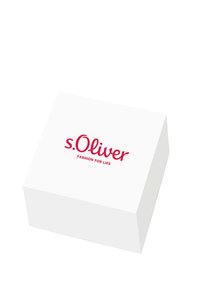 Scatola rettangolare bianca con superficie liscia, caratterizzata da un logo rosso: "s.Oliver FASHION FOR LIFE" centrato sulla parte superiore.